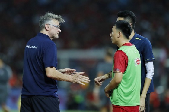Coach Troussier discusses with Nguyen Hai Huy.