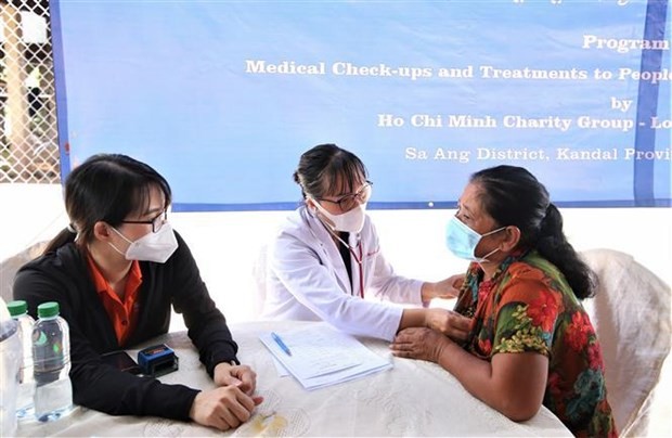 A Vietnamese doctor provides medical examination during the healthcare charity program in Cambodia. (Photo: VNA)