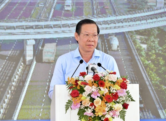 Chairman Phan Van Mai of the HCMC People's Committee speaks at the groundbreaking ceremony.