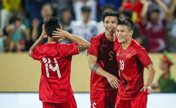 Vietnamese players celebrate Pham Tuan Hai's goal.