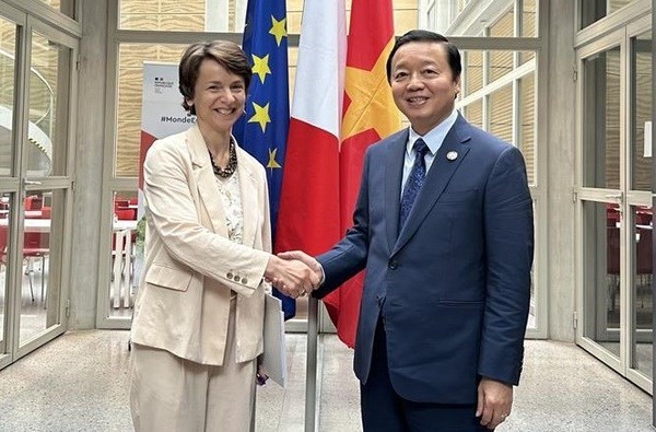Deputy Prime Minister Tran Hong Ha (R) meets with Deputy CEO of the AFD Marie Helene Loison in Paris on June 21 (Photo: VNA)