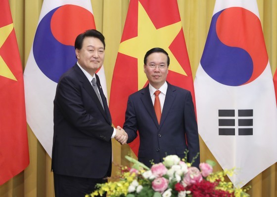 President Vo Van Thuong and President Yoon Suk Yeol shake hands at the dialogue. President Vo Van Thuong and President Yoon Suk Yeol shake hands at the dialogue.