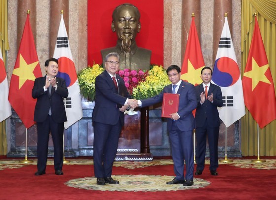 President Vo Van Thuong and President Yoon Suk Yeol witness the exchange of documents that mutually recognize International Driving Permits between the representatives of the Vietnamese and South Korean governments. President Vo Van Thuong and President Yoon Suk Yeol witness the exchange of documents that mutually recognize International Driving Permits between the representatives of the Vietnamese and South Korean governments.