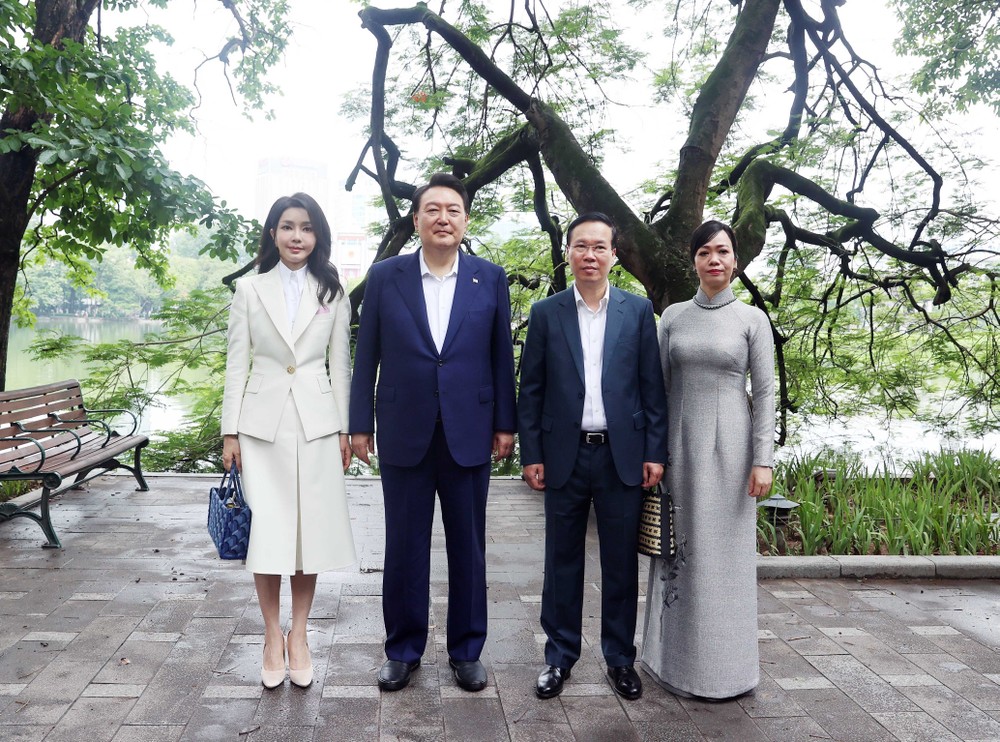 Presidents Vo Van Thuong and Yoon Suk Yeol, together with their spouses, pose for a joint photo besides Hoan Kiem Lake, an icon of Hanoi, on June 24 morning. (Photo: VNA) Presidents Vo Van Thuong and Yoon Suk Yeol, together with their spouses, pose for a joint photo besides Hoan Kiem Lake, an icon of Hanoi, on June 24 morning. (Photo: VNA)
