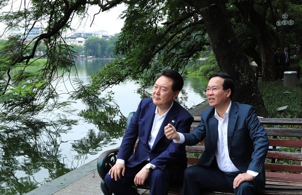 Presidents Vo Van Thuong and Yoon Suk Yeol talk to each other besides Hoan Kiem Lake on June 24 morning. (Photo: VNA) Presidents Vo Van Thuong and Yoon Suk Yeol talk to each other besides Hoan Kiem Lake on June 24 morning. (Photo: VNA)