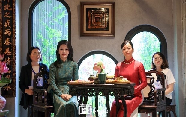 Ladies Phan Thi Thanh Tam (second, right) and Kim Keon Hee (second, left) at a tea party in Hanoi on June 23 (Photo: Office of the RoK President) Ladies Phan Thi Thanh Tam (second, right) and Kim Keon Hee (second, left) at a tea party in Hanoi on June 23 (Photo: Office of the RoK President)