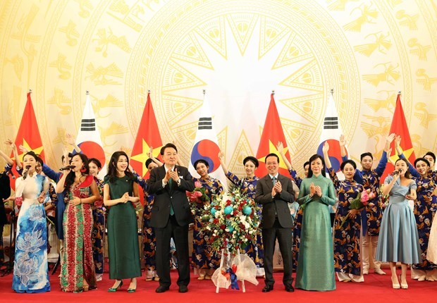Presidents Vo Van Thuong and Yoon Suk Yeol, their spouses, and artists at the banquet on June 23 evening (Photo: VNA) Presidents Vo Van Thuong and Yoon Suk Yeol, their spouses, and artists at the banquet on June 23 evening (Photo: VNA)