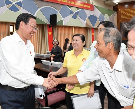 Mr. Phan Van Mai, Chairman of the People's Committee of Ho Chi Minh City, talks to District 4's voters.