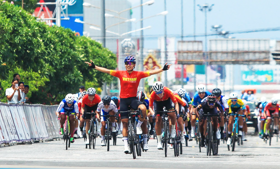Nguyen Thi That triumphs at the 2023 Asian Cycling Championship.