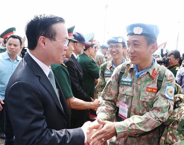President Vo Van Thuong (L) bids farewells to officers deployed to the UN missions in South Sudan and Abyei on June 29. (Photo: VNA)