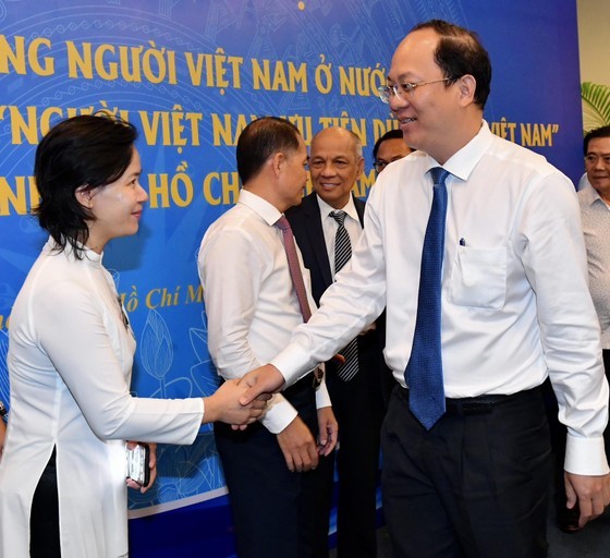 Mr. Nguyen Ho Hai discusses with delegates at the meeting.