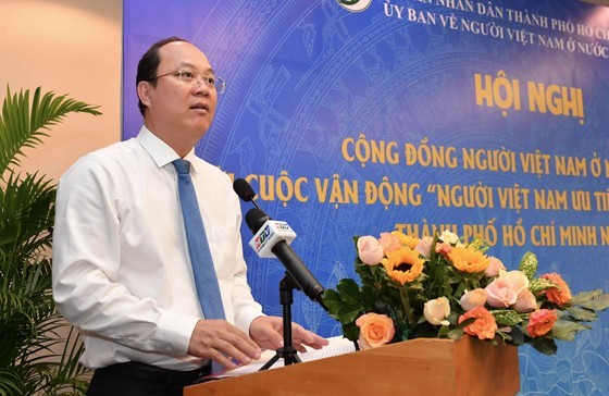 Mr. Nguyen Ho Hai speaks at the meeting.