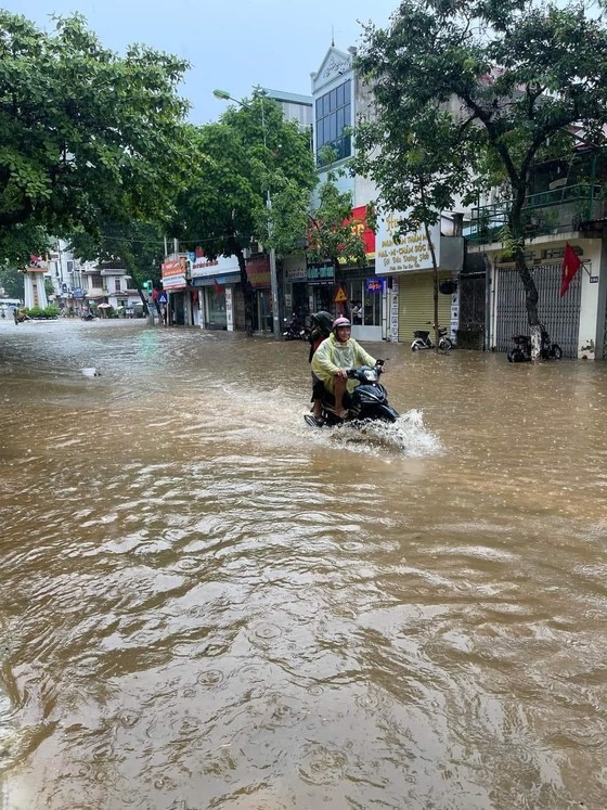 The one-hour heavy rain on the afternoon of July 4 results in severe flooding on various roads in Son La Province. The one-hour heavy rain on the afternoon of July 4 results in severe flooding on various roads in Son La Province.