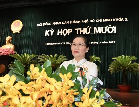 Mrs. Nguyen Thi Le, Chairwoman of the People's Council of HCMC, speaks at the meeting.