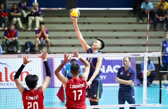 The Vietnamese men's volleyball team plays well in the match and gets a ticket to the semi-finals.