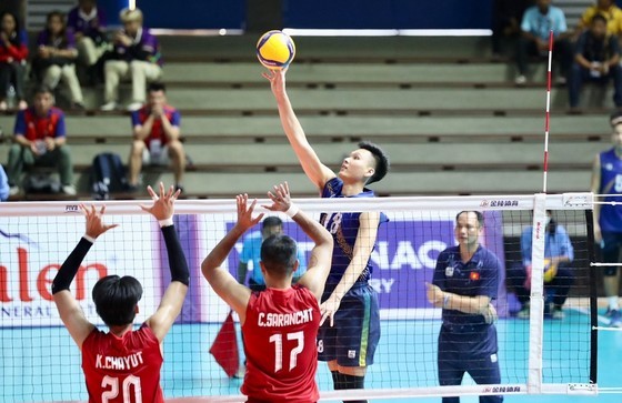 The men's volleyball team emerges victorious in the first set but is unable to secure an overall victory against the Thai men's team. (Photo: SGGP)