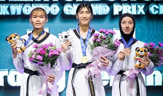 Anh Tuyet (far left) has a silver medal at this year's tournament and this is an encouraging result for her and Vietnamese women's taekwondo. (Photo: WTF)