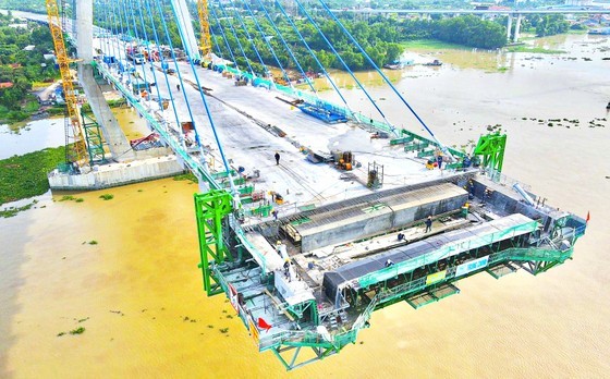 Each day, the main span of the My Thuan No.2 Bridge is gradually getting longer, bridging the two banks of the Tien River.