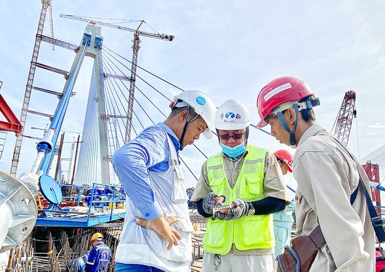 The engineers discuss and exchange information regarding their work at the construction site.