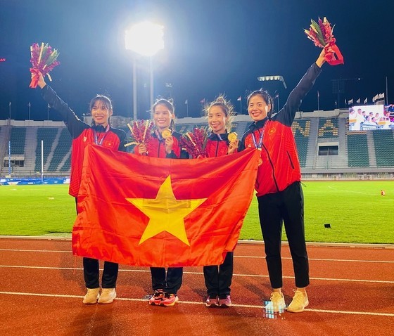 The Vietnamese women's 4x400m relay team earns the Asian Championship title on the evening of July 16 in Bangkok, Thailand.