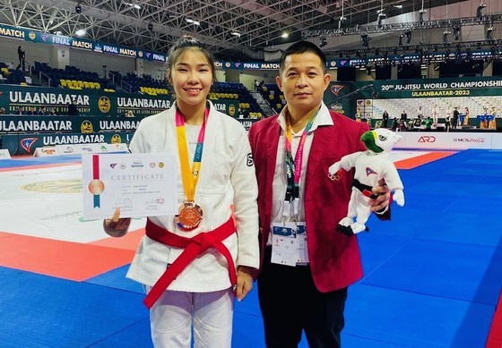 In the women's 52kg category, athlete Dang Thi Huyen earns a bronze medal.