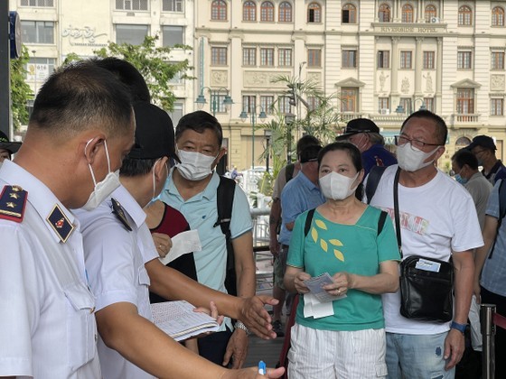 Tourists are getting ready to board the boat at Bach Dang Wharf (District 1) to travel from Ho Chi Minh City to Vung Tau.