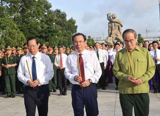 Mr. Phan Van Mai, Mr. Nguyen Van Nen, and Mr. Nguyen Thien Nhan offer incense to heroic martyrs.