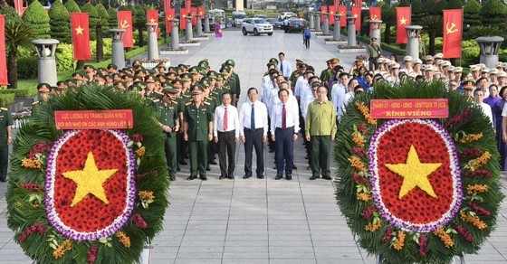 Ho Chi Minh City leaders offer incense in remembrance of the heroic martyrs.