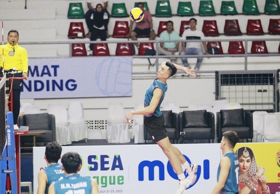 Captain Tu Thanh Thuan plays well and scores many crucial points for the Vietnamese men's volleyball team. (Photo: AVC)