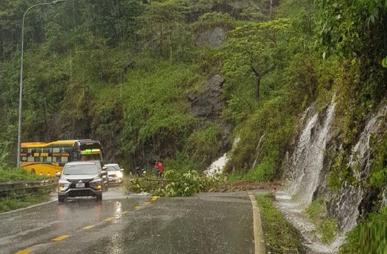Rainwater from the mountain slopes carried soil, rocks, and fallen trees onto the road, obstructing traffic flow. Rainwater from the mountain slopes carried soil, rocks, and fallen trees onto the road, obstructing traffic flow.