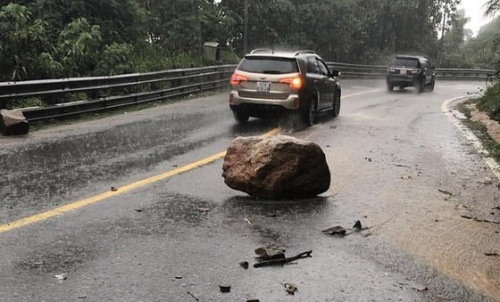 Rocks, trees fall onto Bao Loc Pass. Rocks, trees fall onto Bao Loc Pass.