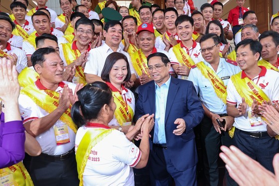 PM Pham Minh Chinh meets and encourages 100 outstanding blood donors. (Photo: SGGP)