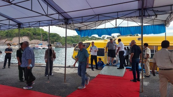 After disembarking, tourists will visit various tourist attractions.