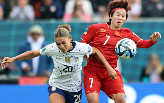 Vietnamese women's football player (No. 7) in the match against the US team at the 2023 Women's World Cup final round.