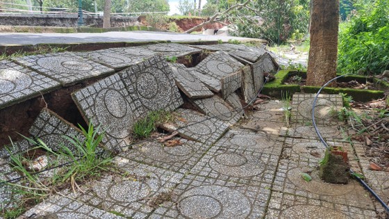 The sidewalk in the subsided area