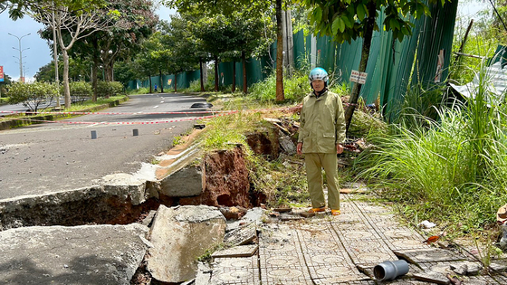 The section of Ho Chi Minh road through Nghia Thanh Ward (Gia Nghia City, Dak Nong Province) is seriously eroded. The section of Ho Chi Minh road through Nghia Thanh Ward (Gia Nghia City, Dak Nong Province) is seriously eroded.