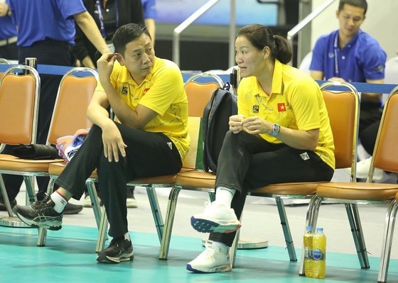 Coach Nguyen Trong Linh has his first victory in his first position as the Head Coach of the Vietnamese women's volleyball team. (Photo: SMM)