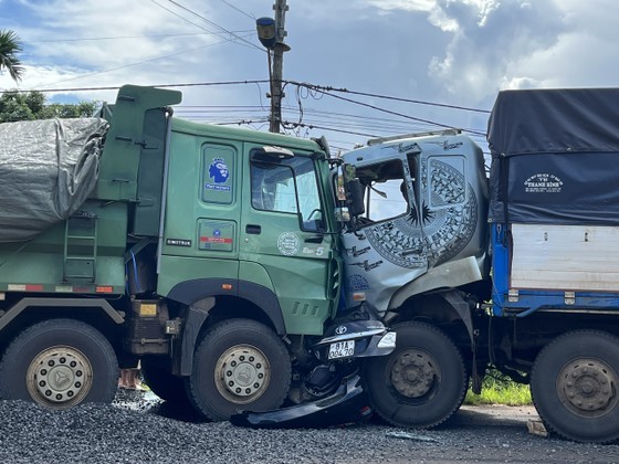 The car carrying HAGL Football Club members is sandwiched between two trucks.