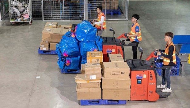 Transporting commodities at the warehouse of Lazada Vietnam e-commerce platform (Photo: hanoimoi.com.vn)