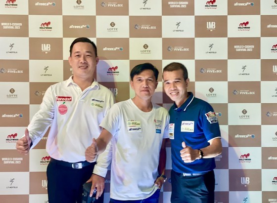 Tran Quyet Chien and Dao Van Ly are delighted after winning tickets to the semi-finals