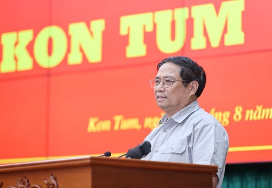Prime Minister Pham Minh Chinh addresses the working session