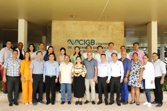 HCMC delegation takes souvenir photos with CIGB leaders.