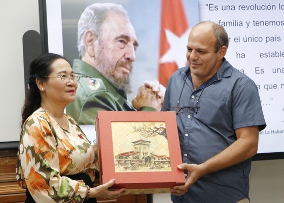 Mrs. Nguyen Thi Le presents a commemorative gift to CIGB.