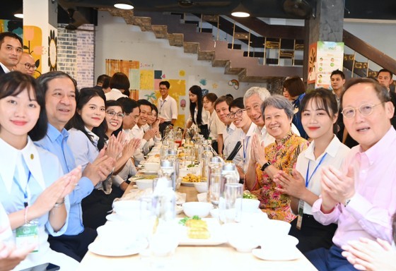 Prime Minister Pham Minh Chinh and Singaporean Prime Minister Lee Hsien Loong as well as their spouses and the students enjoy Vietnamese food at the university's canteen. (Photo: SGGP) Prime Minister Pham Minh Chinh and Singaporean Prime Minister Lee Hsien Loong as well as their spouses and the students enjoy Vietnamese food at the university's canteen. (Photo: SGGP)