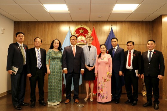 Mrs. Nguyen Thi Le takes a photo with the Office at the United Nations' Global Center for Climate Mobility.