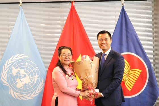 Chairwoman Nguyen Thi Le of the HCMC People's Council offers flowers to congratulate the Permanent Mission of Vietnam to the UN.