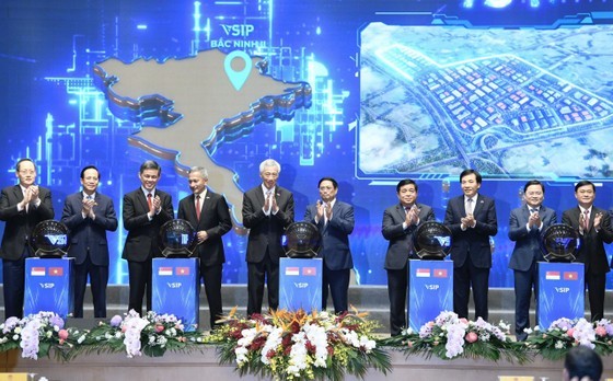 Prime Minister Pham Minh Chinh, Singaporean Prime Minister Lee Hsien Loong, and other delegates launch VSIP projects in different localities (Photo: SGGP) Prime Minister Pham Minh Chinh, Singaporean Prime Minister Lee Hsien Loong, and other delegates launch VSIP projects in different localities (Photo: SGGP)