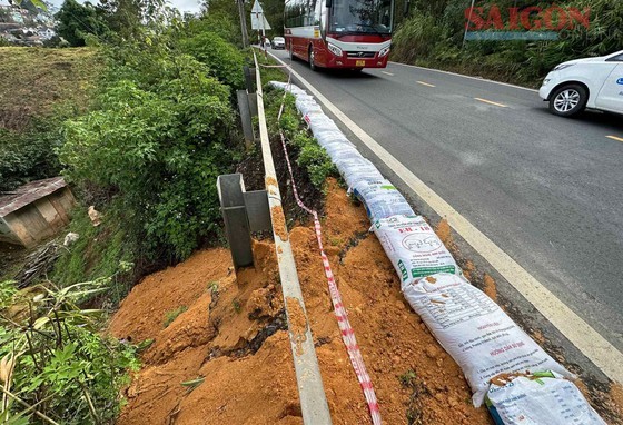 Local authorities have set up warning tapes, temporarily filled the area with soil, and used sandbags to prevent water from entering the landslide site. Local authorities have set up warning tapes, temporarily filled the area with soil, and used sandbags to prevent water from entering the landslide site.