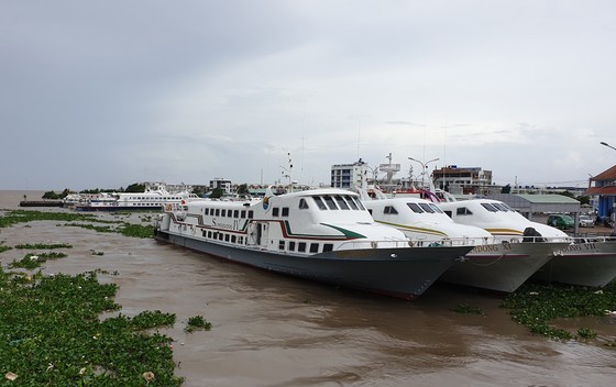 Boat and ferry services in Kien Giang Province are temporarily suspended to avoid the storm. Boat and ferry services in Kien Giang Province are temporarily suspended to avoid the storm.
