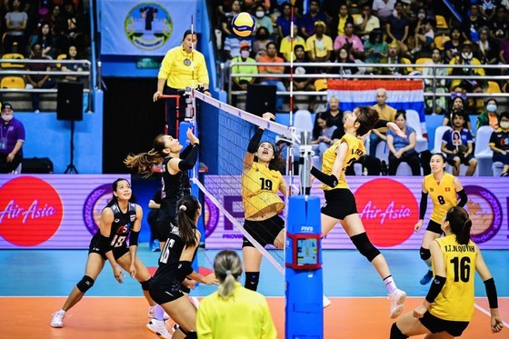 The Vietnamese women's volleyball team (in yellow) loses to the host team Thailand but still secures a spot in the tournament's semifinals. (Photo: AVC)